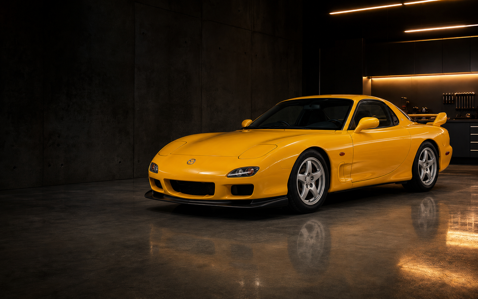 上質なプライベートガレージに置かれた黄色いRX-7 FD3S